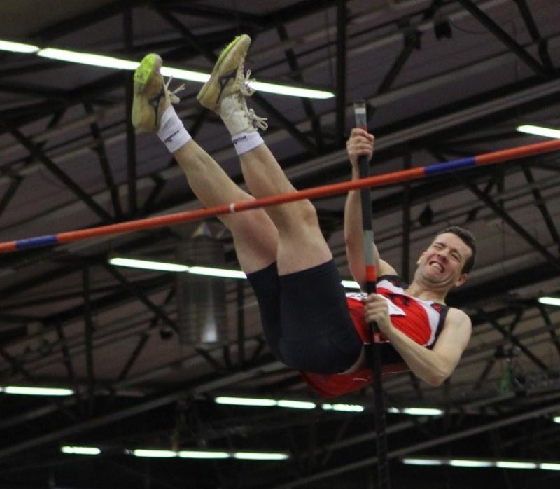 Theodór sveiflar sér á stönginni.