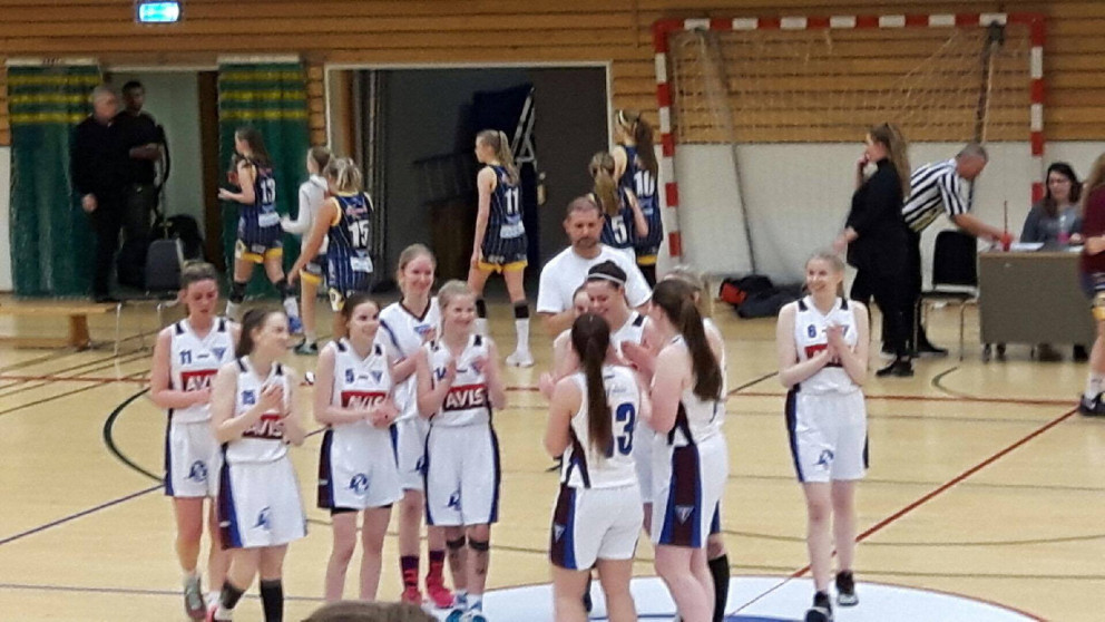 Unglingaflokkur kvenna í 4-liða úrslit