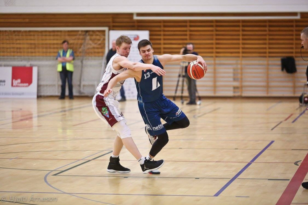 Viðar með Hörð Axel í gíslingu. Mynd: Hjalti Árna.