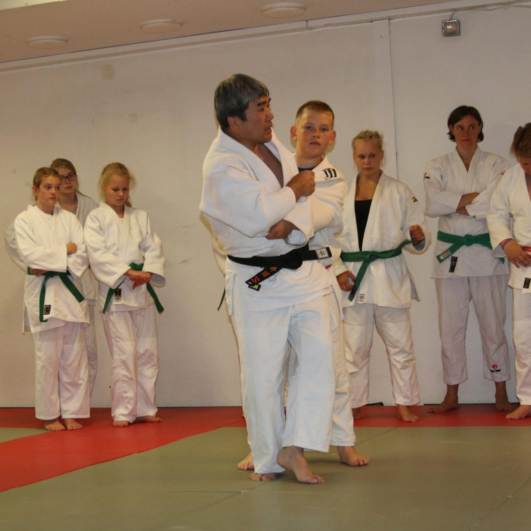 Frá æfingu í Svíþjóð í fyrra, Iura sýnir bragð.