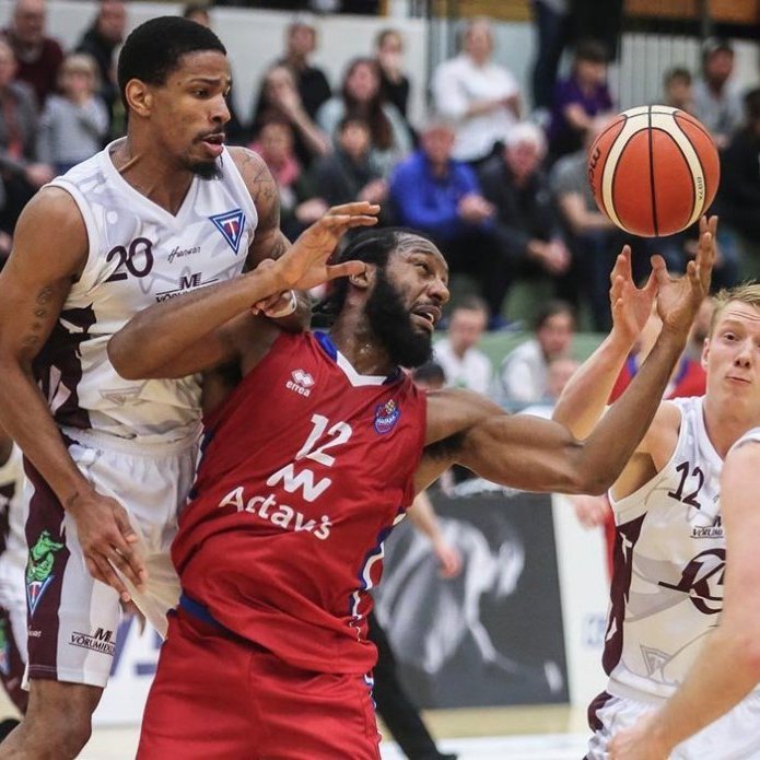 Urald King og Marques Oliver í baráttunni. Viðar og Brilli á næstu grösum. MYND: HJALTI ÁRNA