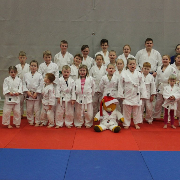 Keppendur á jólamóti Júdódeildar 2019 ásamt lukkudýrinu Emiko Einarsdóttur (sitjandi fyrir miðju). M…