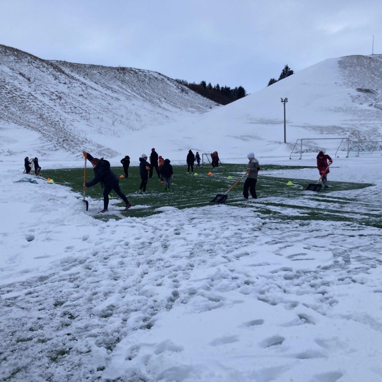 Aðstæður til æfinga hafa verið krefjandi í vikunni en áhuginn er mikill til knattspyrnuiðkunar og þv…