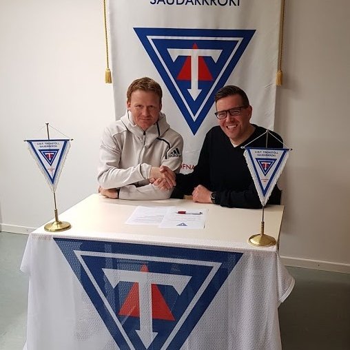 Yngvi Magnús (t.v.) handsalar samning sinn. Þórhallur Rúnar Rúnarsson, formaður knattspyrnudeildar s…