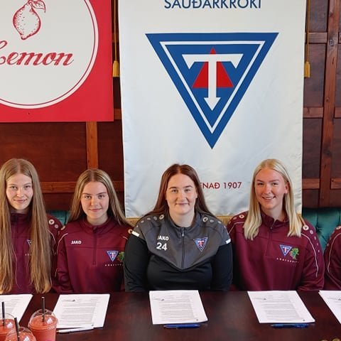 Mynd tekin á Lemon við undirskrift.