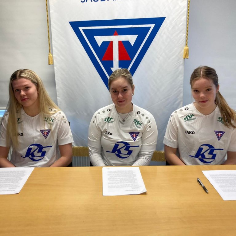 Við undirritunina í dag. Marsilía, Birna og Magnea.