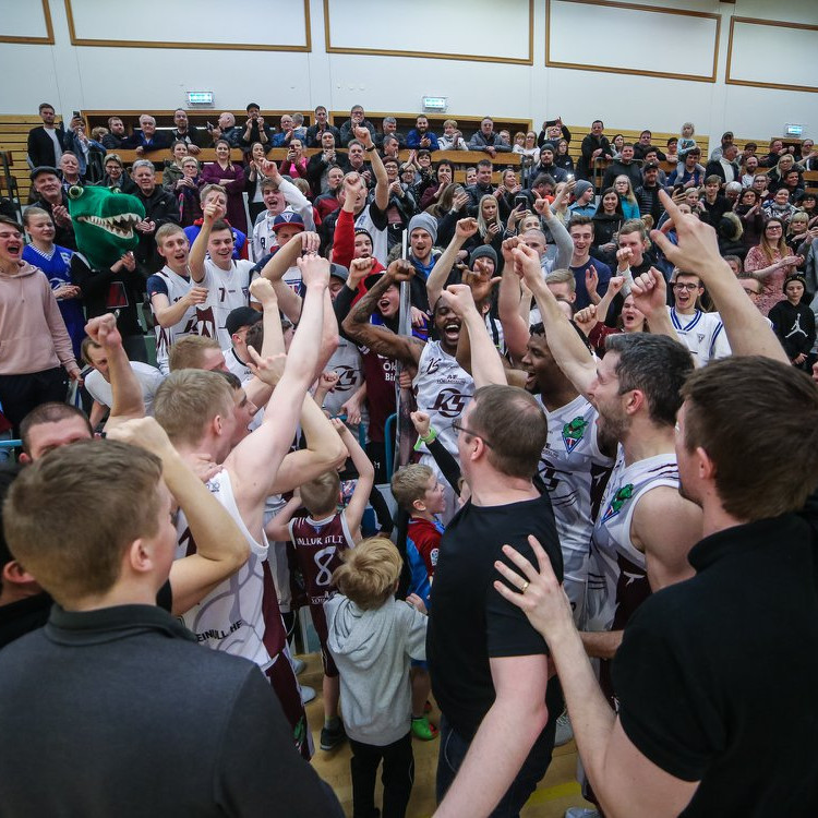 Frábær stemning í Síkinu. Stuðningsmenn fögnuðu sigrinum vel ásamt leikmönnum Tindastóls að leik lok…