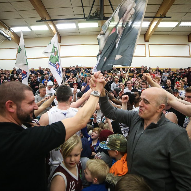 Frábær stemning í Síkinu í kvöld. Þjálfarinn, Dómarinn og allir hinir kampakátir að leik loknum. MYN…