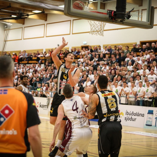 Pavel var frábær í liði KR í kvöld og hér sækir hann að körfu Tindastóls. MYND: HJALTI ÁRNA