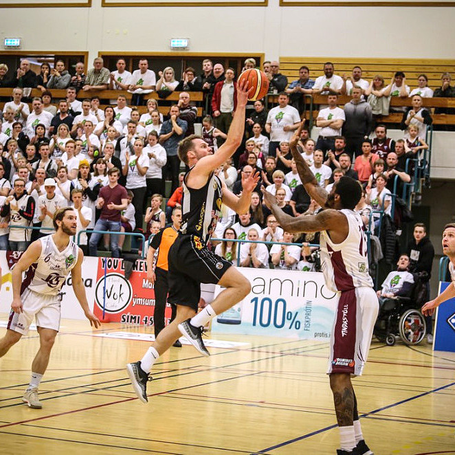 Jón Arnór sækir að körfu Tindastóls. MYND: HJALTI ÁRNA