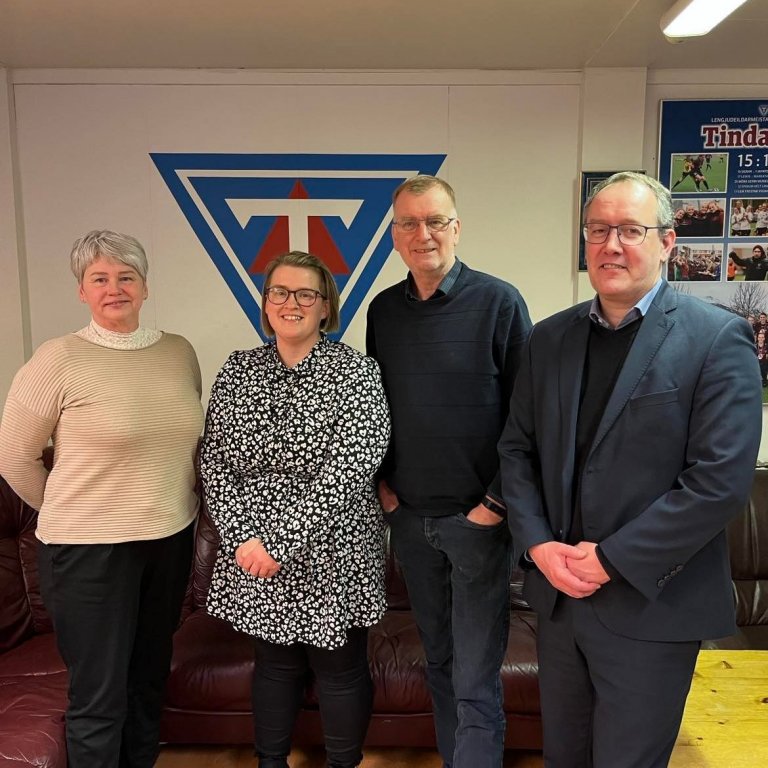 Lee Ann, önnur frá vinstri, ásamt stjórnarfólki knattspyrnudeildar Tindastóls, Guðnýju Axelsdóttur, …