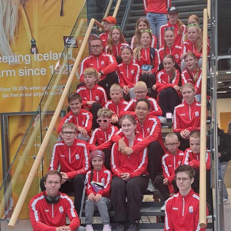 Hópur keppenda ásamt þjálfara og nokkrum yngri iðkendum sem fengu að koma með.