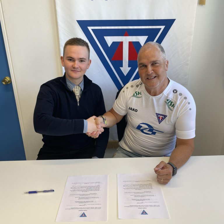 Sæþór Már framkvæmdastjóri knattspyrnudeildar og Ulf Örth við undirritun samnings.