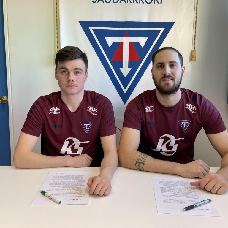 Bessi og Domi skrifa undir samninga