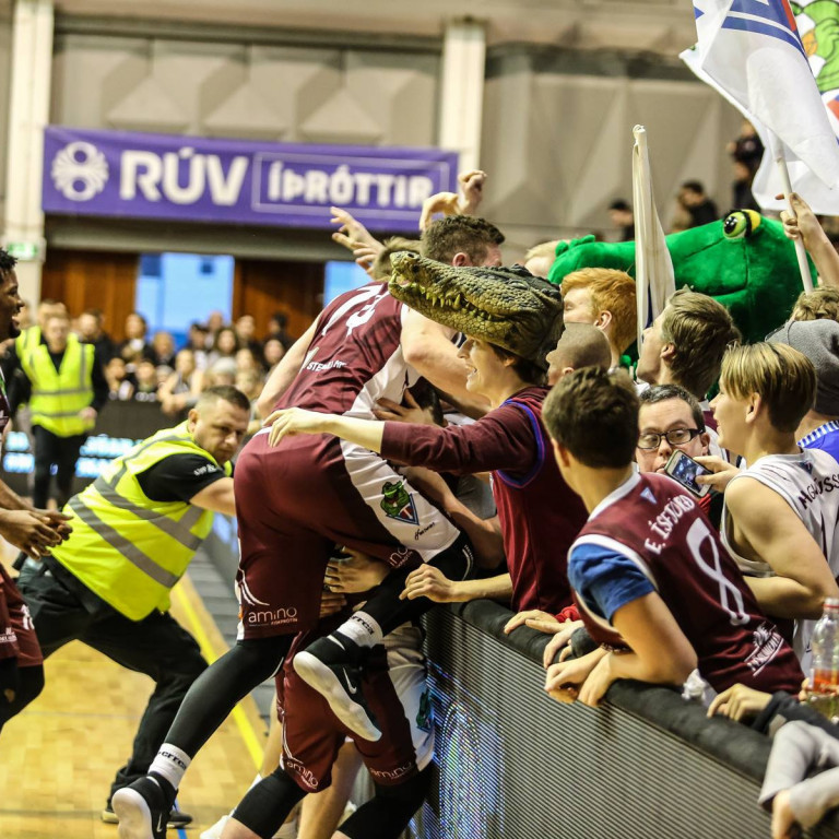 La-la-lalla-lalla-la. Óóó Tindastóll! Tindastólsmenn fagna með stuðningsmönnum í Höllinni í dag. MYN…