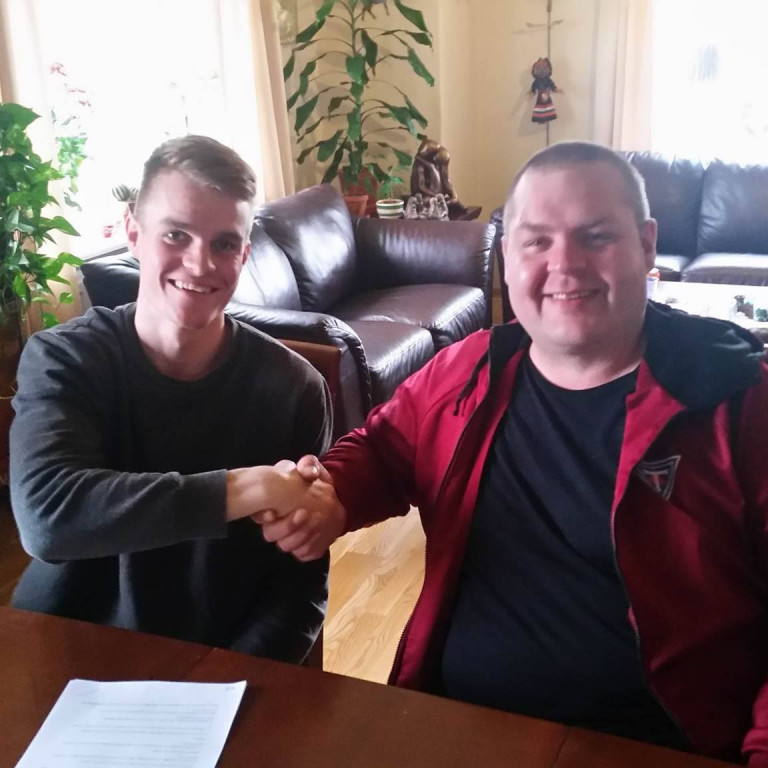 Björgvin skrifar undir samninginn.