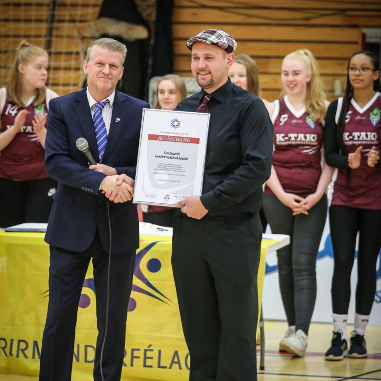 Viðar Sigurjónsson ÍSÍ veitir Ingólfi Jóni Geirssyni formanni körfuknattleiksdeildar Tindastóls endu…