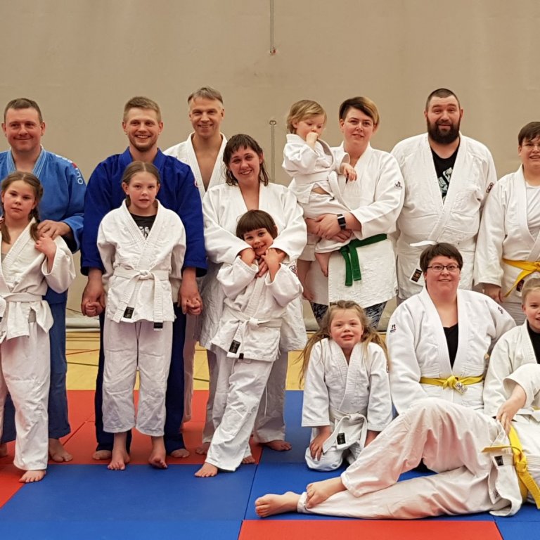 Þátttakendur á foreldraæfingu. Mynd: Steinunn Valdís Jónsdóttir.