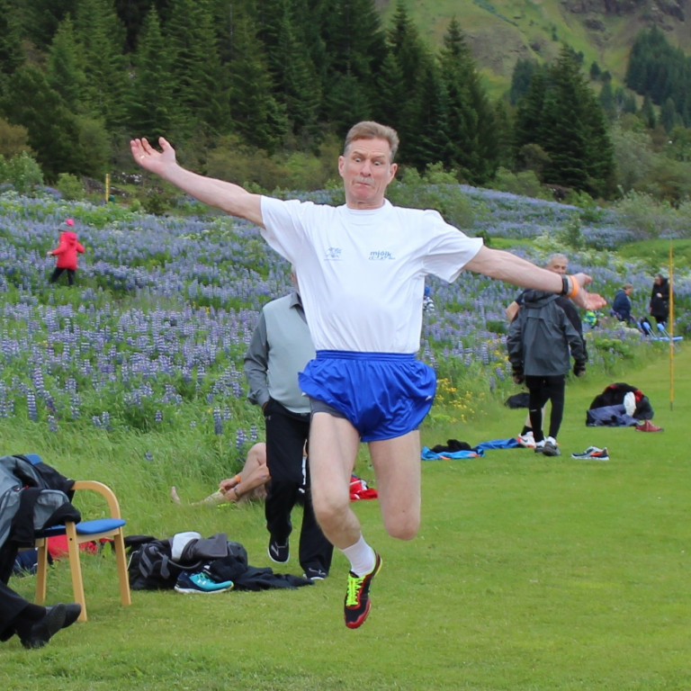 Karl Lúðvíksson í langstökki á LM50+
