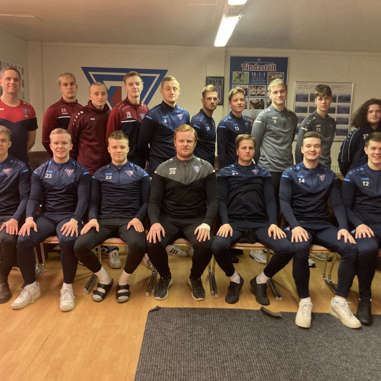 Við undirritunina í gær. Á myndinni eru í efri röð frá hægri: Donni, Kristófer Rúnar, Benedikt Kári,…