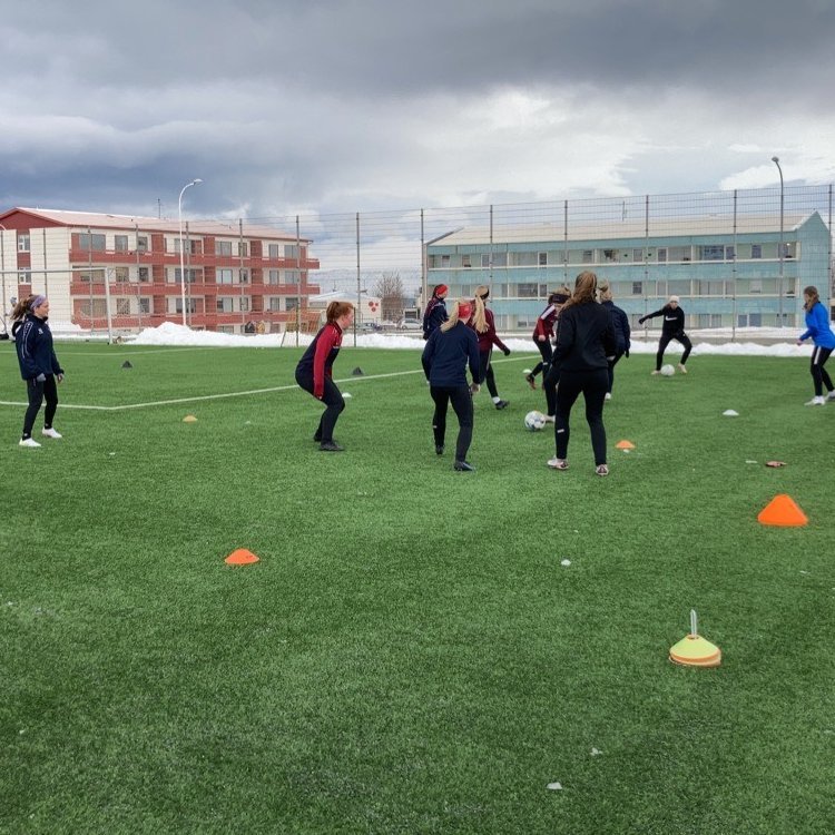 Stelpurnar á æfingu í dag.