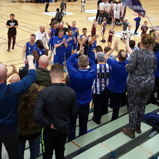 ÍR-ingar fagna í leikslok með sínum öflugu stuðningsmönnum. Mynd og texti: PF.