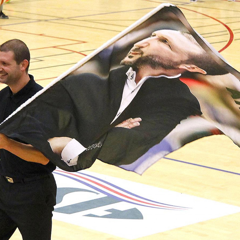 Israel's Army! Þjálfari Tindastóls, Israel Martin, virtist hæstánægður með nýja fánann sem stuðnings…