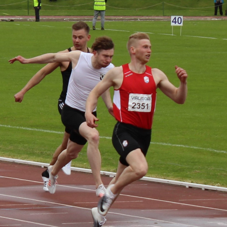 Jóhann Björn sigrar í 100m hlaupinu.