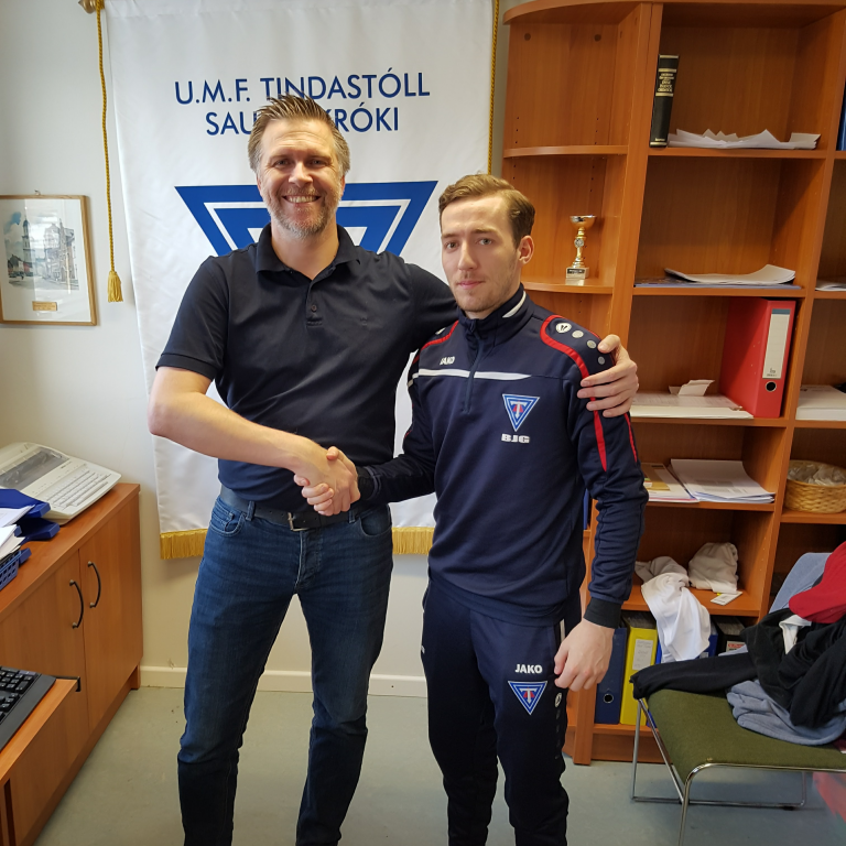 Mfl. karla undirritar samninga