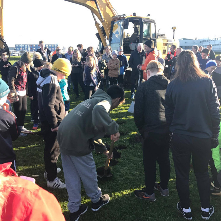 Fjölmargir mættu með skóflu og hjálpuðu til við fyrstu skóflustungu. Mynd: Bjarni Smári Gíslason