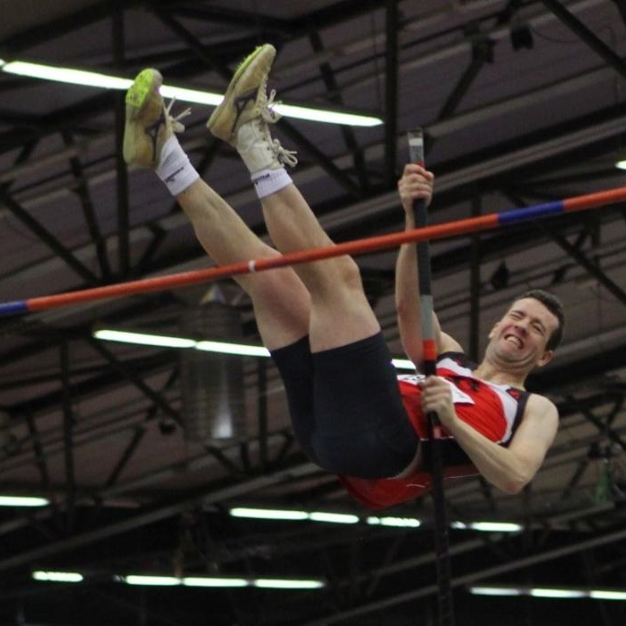 Theodór sveiflar sér á stönginni.